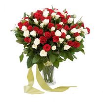 Микс из 79 красных и белых роз
